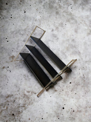 Étagère noire et dorée