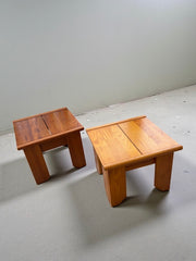Duo de tables de chevet ou tabourets dans le goût de Charlotte Perriand en bois vernis