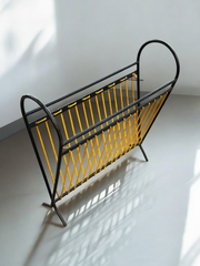 Porte journaux scoubidou et métal noir