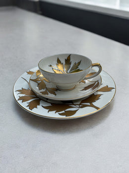 Service à café végétal doré et assiettes à dessert - 35 pièces