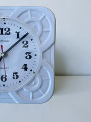 Horloge murale en céramique blanche années 60