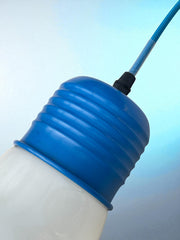 Luminaire en forme d’ampoule surdimensionnée bleu
