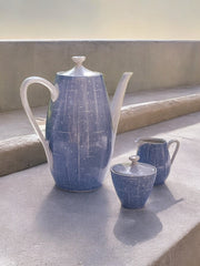 Service à café coloré et ses six assiettes à dessert