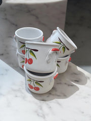 Six bols ou pots cerise en terre-cuite