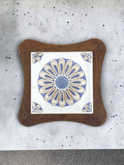 Sous-plat bois et céramique fleur bleue