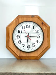 Horloge octogonale en bois « Person »
