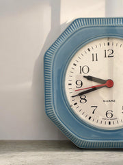 Horloge vintage bleue ciel en céramique