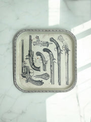 Plateau métallique pistolets de Piero Fornasetti années 60