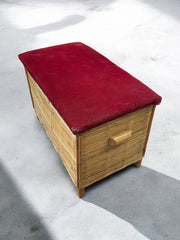 Coffre en rotin et velours rouge