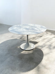 Table tulipe dans le goût de Knoll plateau en marbre