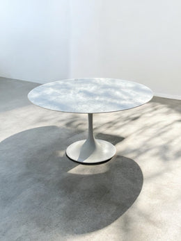 Table tulipe dans le goût de Knoll plateau en marbre