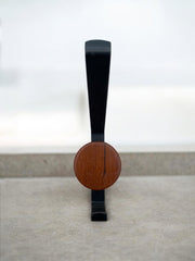 Lot de quatre patères danoises murales teck et aluminium noir années 60