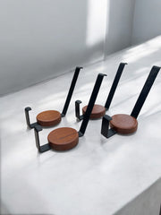 Lot de quatre patères danoises murales teck et aluminium noir années 60