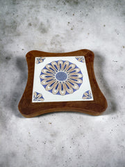 Sous-plat bois et céramique fleur bleue