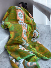 Couverture/plaid/couvre-lit vert et orange fleurs seventies