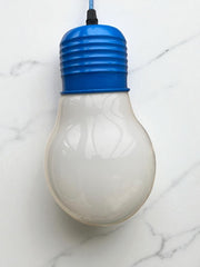 Luminaire en forme d’ampoule surdimensionnée bleu