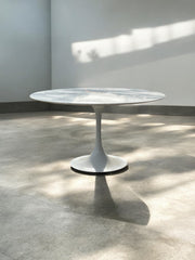 Table tulipe dans le goût de Knoll plateau en marbre