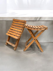 Paire de tabourets pliables anciens en bois style guinguette/bistrot