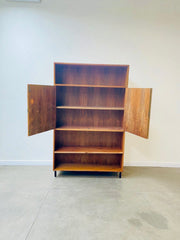 Bibliothèque vintage placage noyer pieds metal noir