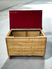 Coffre en rotin et velours rouge