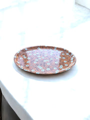 Plateau fleuri vintage en métal saumon