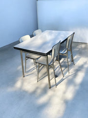 Table et six chaises en Formica