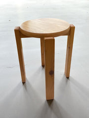 Ancien tabouret en pin massif