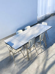 Table et six chaises en Formica