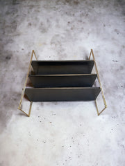 Étagère noire et dorée