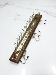 Présentoir à cravates, foulards ou bijoux en bois et laiton années 70