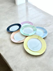 Six assiettes colorées taille moyenne