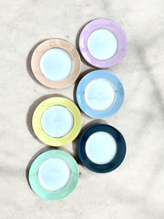 Six assiettes colorées taille moyenne