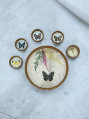Plateau et sous-verres rotin et papillons véritables