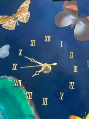 Cadre horloge papillons style cabinet de curiosités