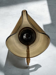 Cruche ambrée, manche en bambou