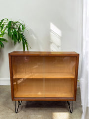 Meuble vitrine en teck pieds métal épingle noir